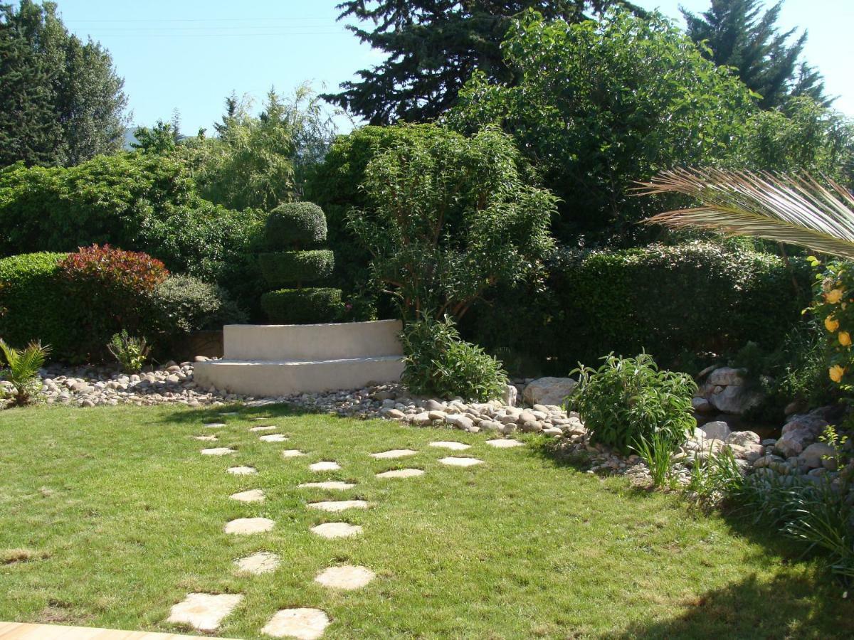 Charmante Maison De Village Cucuron Exterior foto