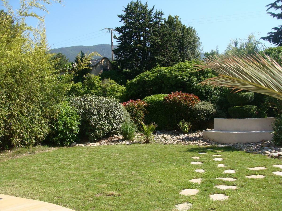 Charmante Maison De Village Cucuron Exterior foto